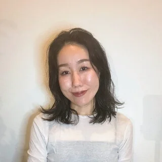 “伸ばしかけ”の髪が華やぐ大人のニュアンスウェーブ【40代のミディアムヘア】