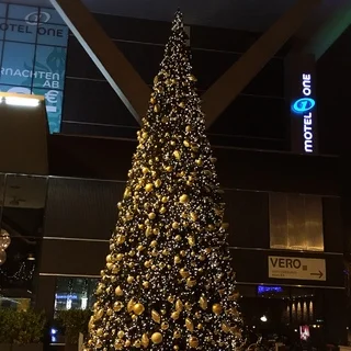 今年のウィーン西駅の巨大クリスマスツリー