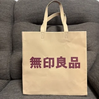 無印良品、銀座店限定のジーンズラベルを使用した紙トートバッグの画像