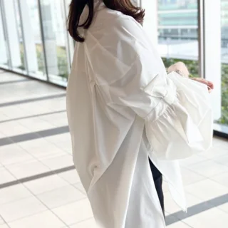 大人フェミニン派の春、白シャツ着回し。