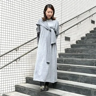 【ATELIER N’S】季節の変わり目に寄り添う、ニットワンピースの心地よさ