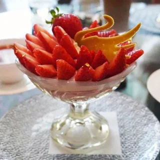 いちごが主役の大人スイーツ案内。人気ホテルのアフタヌーンティー＆手土産