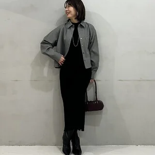 地味色ばかりの11月に、あると便利な“もう一枚”！「小柄エディター伊藤真知の「ミドフォーの今こそ、きれいな服が着てみたい！」 #17】