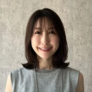 秋に向けてヘアスタイルも少し重めに【40代のミディアムヘア】