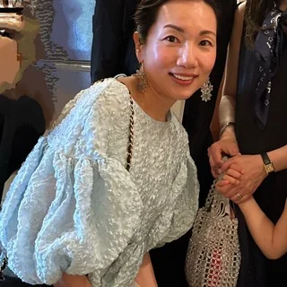 セシリー・バンセンのブラウス、ピパ・スモールのピアス