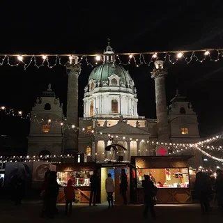 ウィーンのカールス教会のクリスマスマーケット