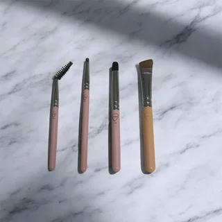 Beauty Tips：眉メイクをそっと支える、信頼できるブラシたち