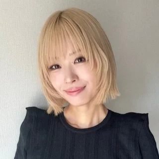 ブロンドカラーを生かした切りっぱなしのミディアムボブ【40代のボブヘア】