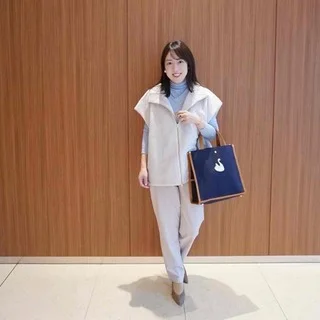 白やグレー系とも合わせやすいブルー