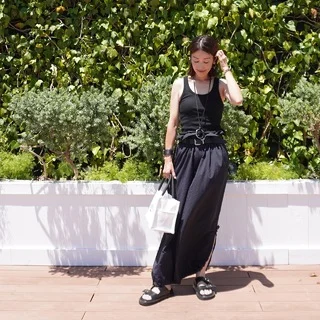 【40代 夏のカジュアル】肌見せ＆シルバー小物で夏の黒コーデをアップデート！