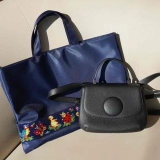 サブバッグはフェイラーと銀座和光のハンドバッグ。