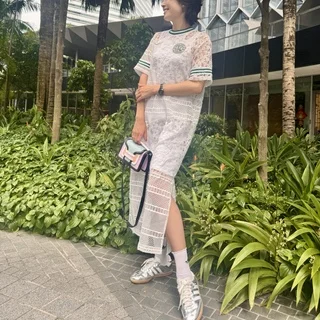 adidasのシルバースニーカー×白フリルソックスでつくる夏の甘辛コーデ