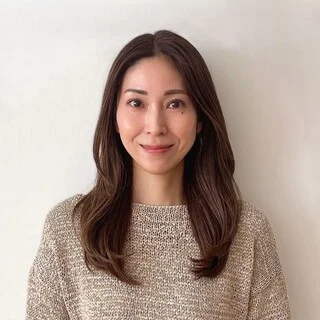 ランダムに巻いたロングヘアはツヤ髪がポイント【40代のロングヘア】
