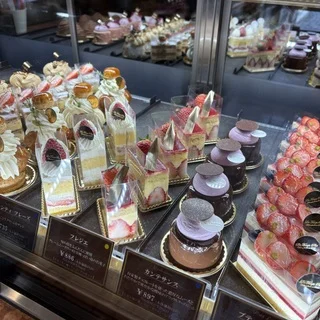 レタンプリュス　ケーキのショーケース
