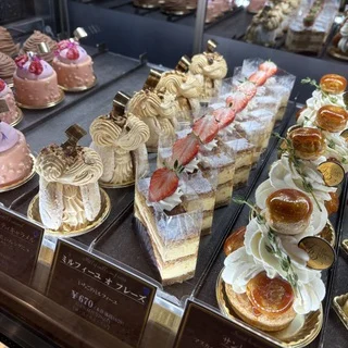レタンプリュス　ケーキのショーケース