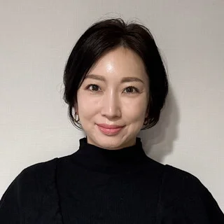 襟足すっきり、前下がりシルエットでつくる上品ショート【40代のショートヘア】