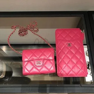 ピンクのウォレットたち♡アクセサリー感覚でバッグのようにつけるのが絶対可愛い！