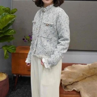 白のフリルブラウスを合わせて華やかに