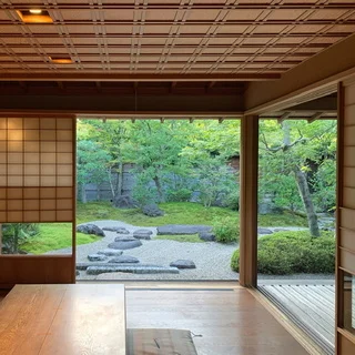 秋の京都を味わう旅。京都岡崎に佇む宿「源鳳院」の離れで格式ある伝統を感じる