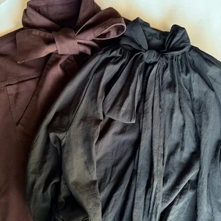 2026春夏もトレンドの続くボウタイブラウスブーム！カジュアル素材を選んで普段使いにも