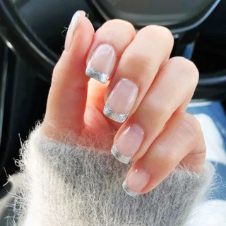 上品で華やぐ冬ネイル８選。40代に似合う大人ネイル【40代美容】