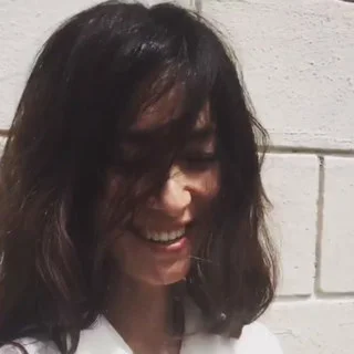 マリソルモデル ブレンダの撮影オフショットムービー。髪で日除け中…