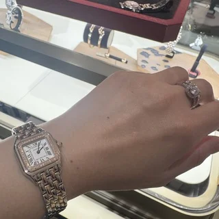 Cartierパンテールの時計の写真