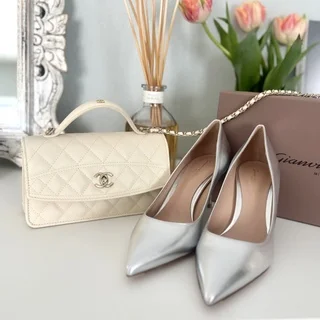 春のMy定番足元、シルバーのパンプスをアップデート