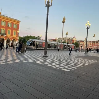 ニースの街をはしるトラム