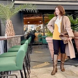 着るだけで前向きに。大人が楽しむイエローニットコーデ