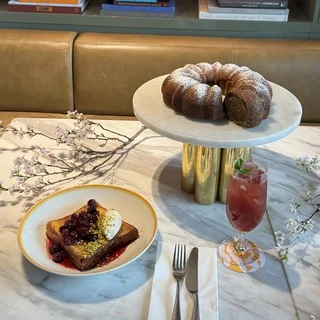 桜を楽しむbillsの期間限定スイーツ