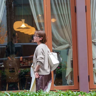 話題のキャミワンピを品よく。大人のランチスタイル