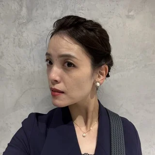 特別な日はプロにお任せ！ヴィンテージドレスに合わせたアップスタイルで結婚式へ