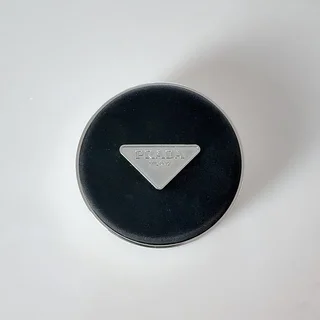 上品な控えめ発光が嬉しいPRADAのクッションファンデ