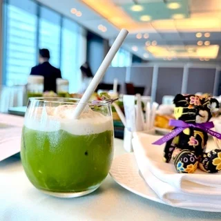 宇治抹茶の塩ミルクフォームラテ、ふんわりしたフォームと鮮やかなグリーンが美しい一杯