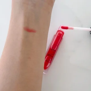 透明感のあるレッド