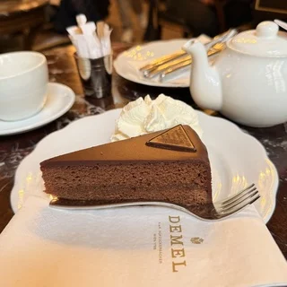 ウィーン旅行③｜本場のザッハトルテ食べ比べ！デメル vs ザッハーの感想は…？