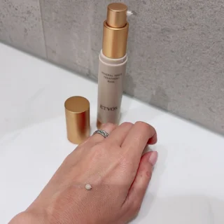 ETVOS 意外な色の化粧下地