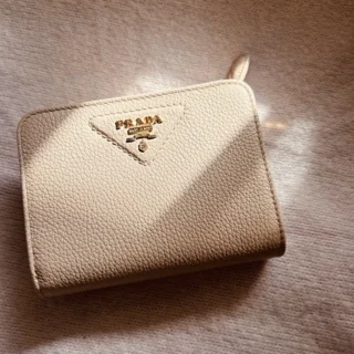 『PRADA』 の財布なら見た目も実用性もバッチリ！【Marisol編集長SUGIMOTOの「いつでもHAPPYになれるモト」#08】 