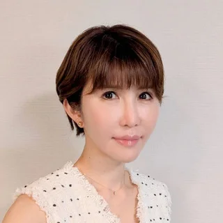 明るめカラーとすっきり襟足で夏にぴったり。アラフォーのためのショートヘアスタイル月間トレンドランキングTOP10