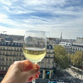 エッフェル塔を眺めながらの白ワイン