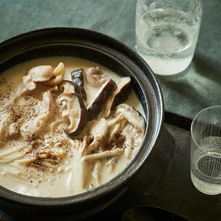 だしの風味と一緒に日本酒を楽しむ！鶏肉ときのこの豆乳小鍋レシピ【平野由希子のおつまみレシピ #30】