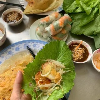 生ハーブたっぷりと共に食す、ベトナムお好み焼き。