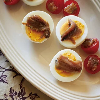 ゆで卵には絶対ビール！黄金の組み合わせ「トマトと卵」を使った簡単レシピ【平野由希子のおつまみレシピ #24】