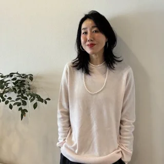 大人の冬ファッションに効くのは、【白】と【白に近いもの】