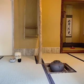 日本庭園にはお茶室も。お茶会もできそうですね。