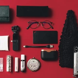 人気美容系YouTuber・佐々木あさひさんのバッグは、厳選されたミニ&amp;軽量小物でコンパクト！【働く女のバッグの中身】