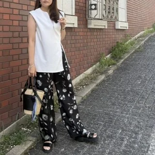 MONOFのモノトーンアイテムでつくる、軽やか夏コーデ