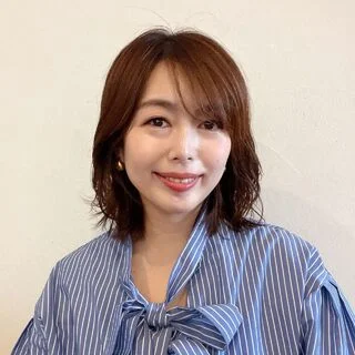 伸ばしかけを軽やかに、くびれボブで華やかに【40代のミディアムヘア】