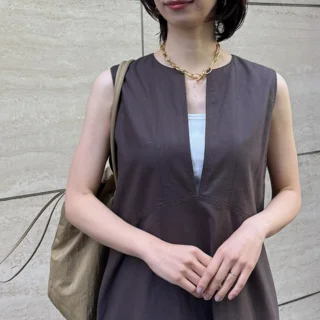  マリソル別注のブラウンが絶妙！ アラフォーが一枚であかぬける上品ワンピース、見つけました【Marisolスタッフの自腹買い#102】